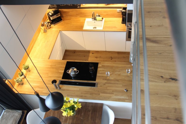 Moderní interiér s příjemnou atmosférou. Tak lze ve zkratce charakterizovat mezonet, laděný do jemně industriálního stylu s množstvím přírodních materiálů…