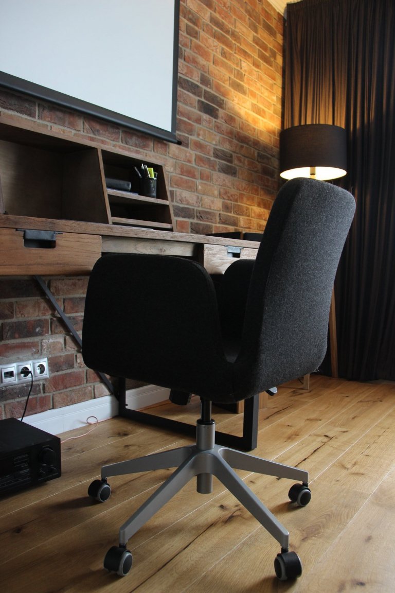 Moderní interiér s příjemnou atmosférou. Tak lze ve zkratce charakterizovat mezonet, laděný do jemně industriálního stylu s množstvím přírodních materiálů…