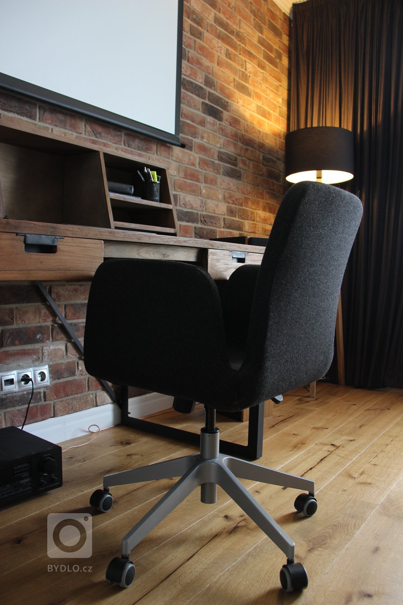 Moderní interiér s příjemnou atmosférou. Tak lze ve zkratce charakterizovat mezonet, laděný do jemně industriálního stylu s množstvím přírodních materiálů…