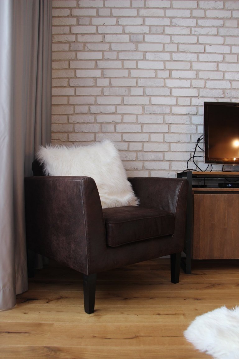 Moderní interiér s příjemnou atmosférou. Tak lze ve zkratce charakterizovat mezonet, laděný do jemně industriálního stylu s množstvím přírodních materiálů…