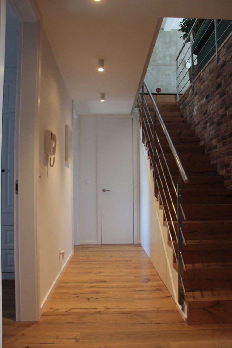 Moderní interiér s příjemnou atmosférou. Tak lze ve zkratce charakterizovat mezonet, laděný do jemně industriálního stylu s množstvím přírodních materiálů…