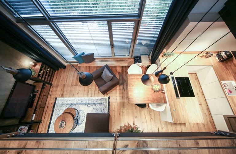 Moderní interiér s příjemnou atmosférou. Tak lze ve zkratce charakterizovat mezonet, laděný do jemně industriálního stylu s množstvím přírodních materiálů…