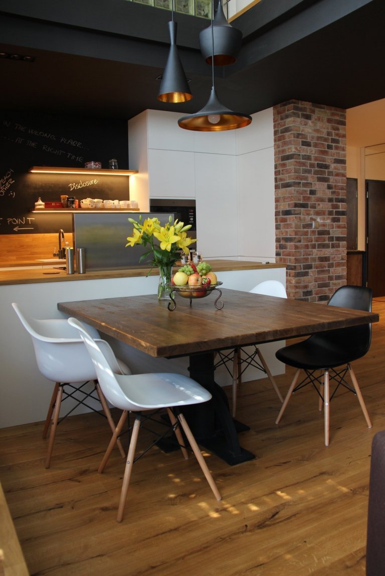 Moderní interiér s příjemnou atmosférou. Tak lze ve zkratce charakterizovat mezonet, laděný do jemně industriálního stylu s množstvím přírodních materiálů…