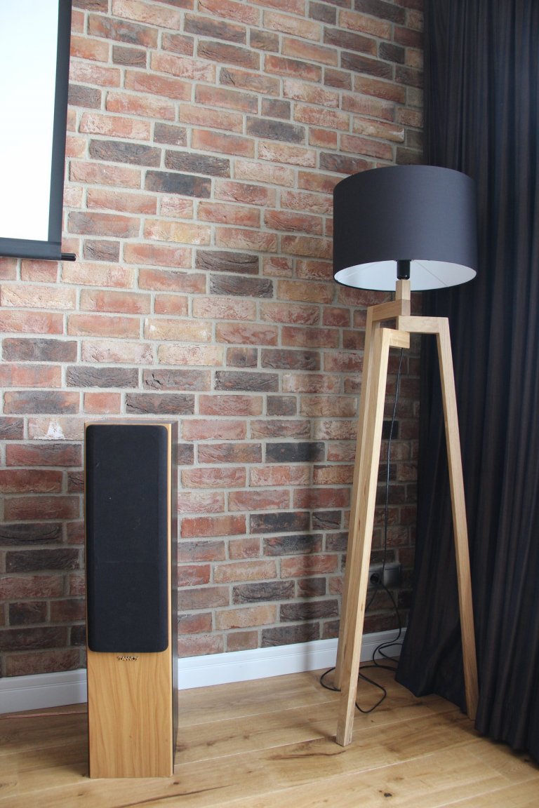 Moderní interiér s příjemnou atmosférou. Tak lze ve zkratce charakterizovat mezonet, laděný do jemně industriálního stylu s množstvím přírodních materiálů…