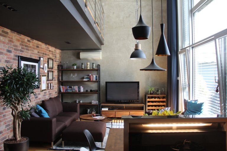 Moderní interiér s příjemnou atmosférou. Tak lze ve zkratce charakterizovat mezonet, laděný do jemně industriálního stylu s množstvím přírodních materiálů…