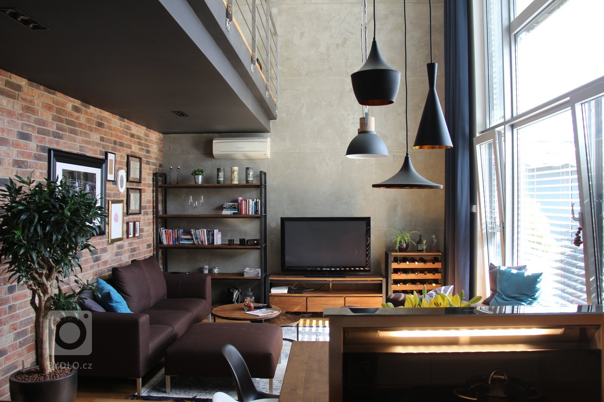 Moderní interiér s příjemnou atmosférou. Tak lze ve zkratce charakterizovat mezonet, laděný do jemně industriálního stylu s množstvím přírodních materiálů…