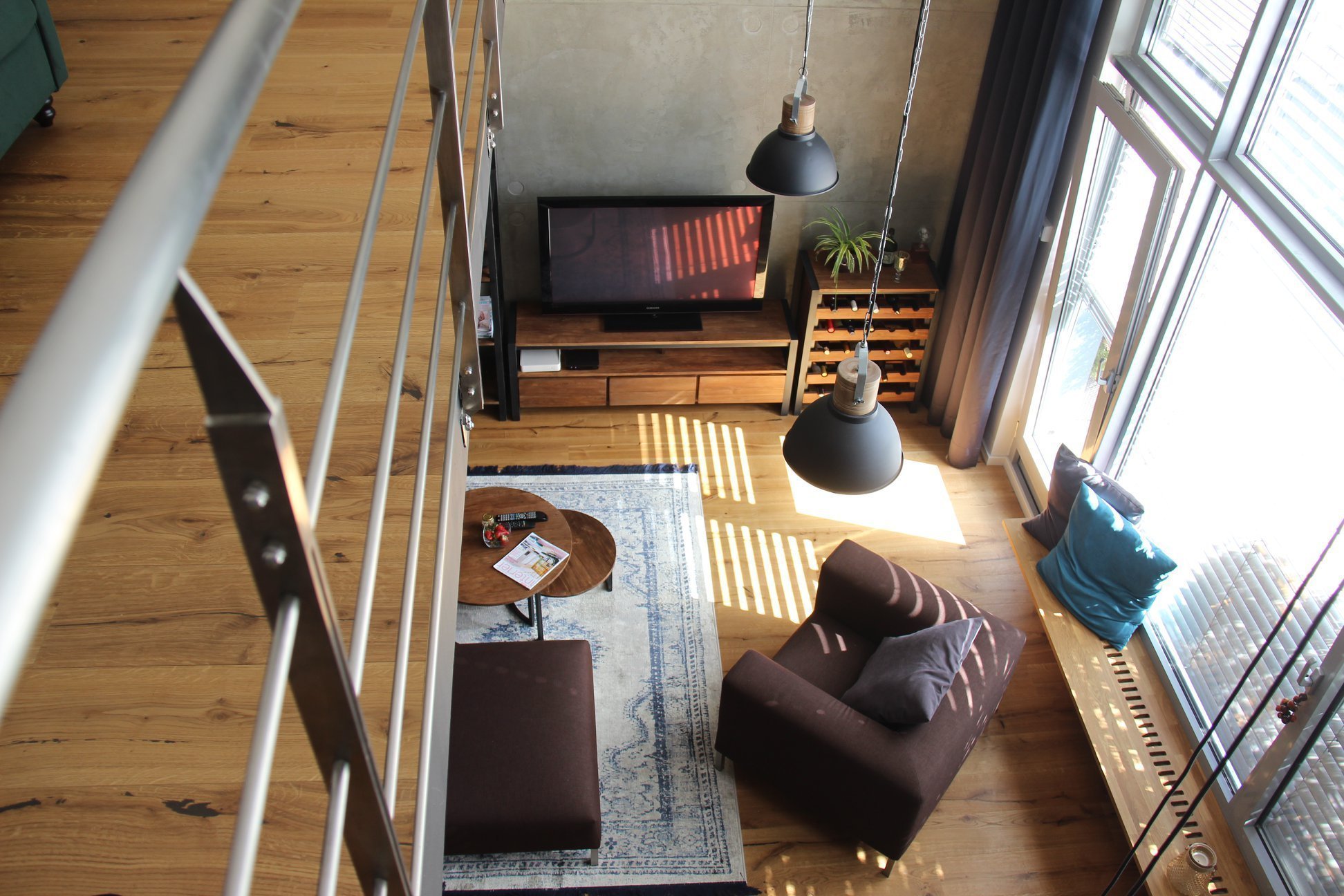 Moderní interiér s příjemnou atmosférou. Tak lze ve zkratce charakterizovat mezonet, laděný do jemně industriálního stylu s množstvím přírodních materiálů…