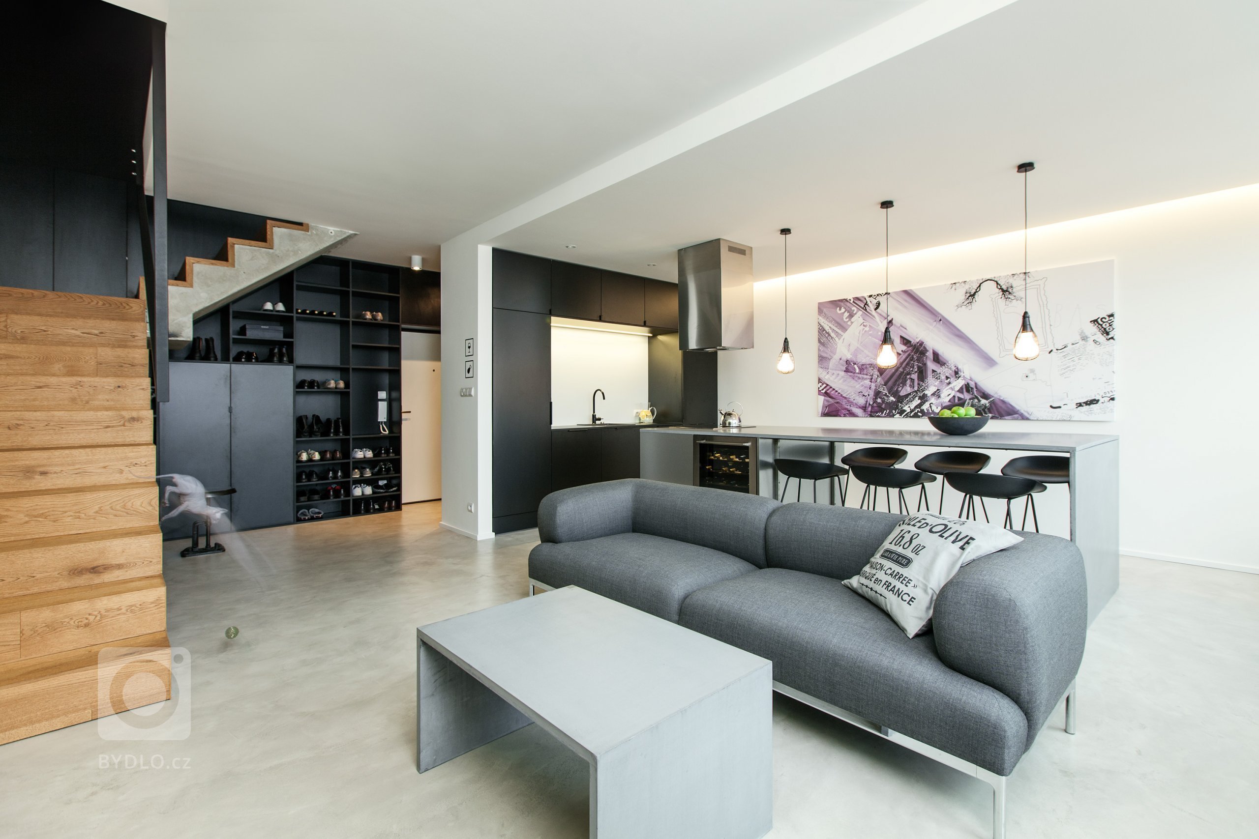Investor nechtěl kytky ani kuchyni, chtěl loft. Přitom si koupil pouze 4+kk. Proto se obrátil na SMLXL architekti a dal jim volnou ruku.
&bdquo…