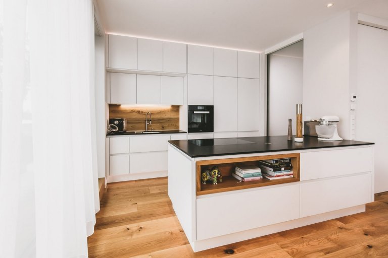 Projekt rekonstrukce podkrovního bytu pro mladou rodinu byl výzvou. Kombinace dřeva, bílé a šedé barvy byla zadáním. V kuchyni pozvedla celkový dojem kamenná…