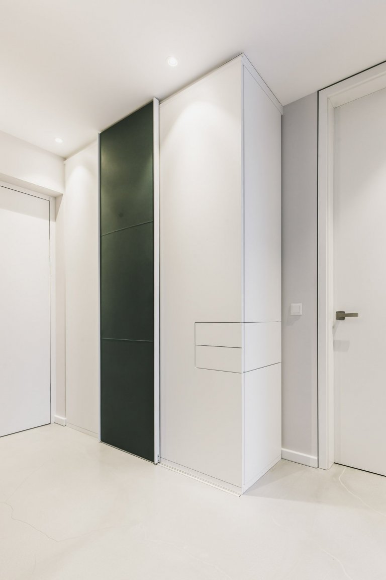 Projekt rekonstrukce podkrovního bytu pro mladou rodinu byl výzvou. Kombinace dřeva, bílé a šedé barvy byla zadáním. V kuchyni pozvedla celkový dojem kamenná…