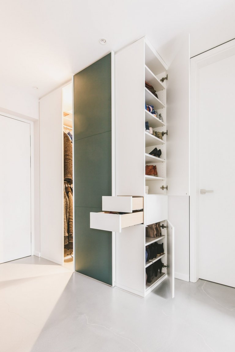 Projekt rekonstrukce podkrovního bytu pro mladou rodinu byl výzvou. Kombinace dřeva, bílé a šedé barvy byla zadáním. V kuchyni pozvedla celkový dojem kamenná…