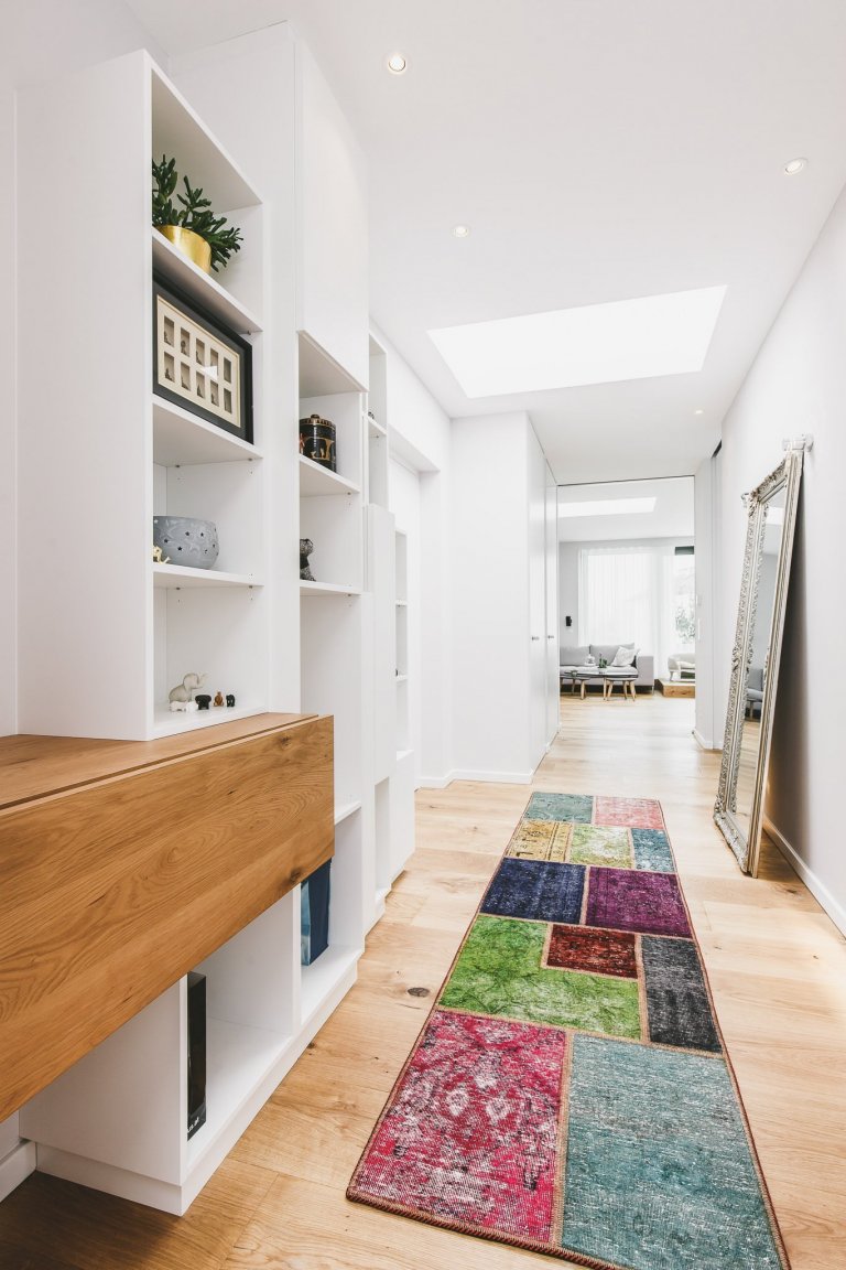 Projekt rekonstrukce podkrovního bytu pro mladou rodinu byl výzvou. Kombinace dřeva, bílé a šedé barvy byla zadáním. V kuchyni pozvedla celkový dojem kamenná…