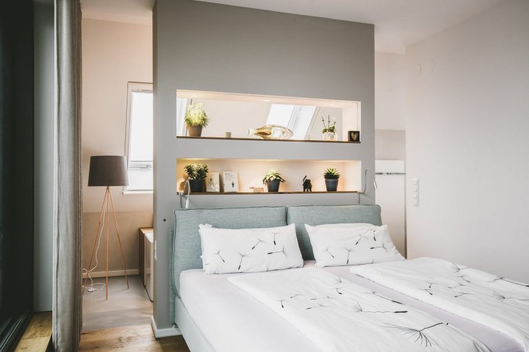 Projekt rekonstrukce podkrovního bytu pro mladou rodinu byl výzvou. Kombinace dřeva, bílé a šedé barvy byla zadáním. V kuchyni pozvedla celkový dojem kamenná…