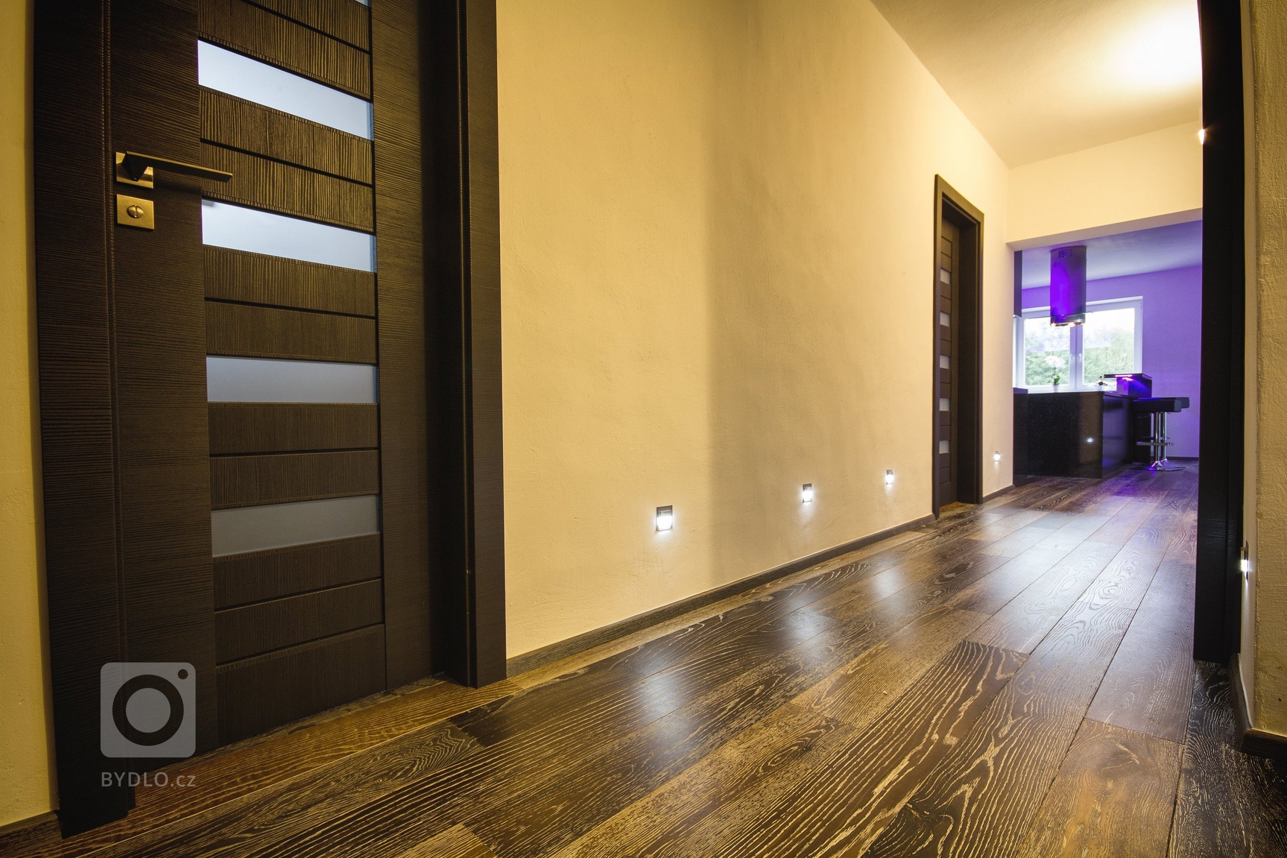 Rekonstrukce rodiného domu přinesla zajímavé řešení bydlení. Dominantou obývacího pokoje je velké akvárium,&nbsp;délka 3,2m&nbsp;lepené na místě u klienta.…