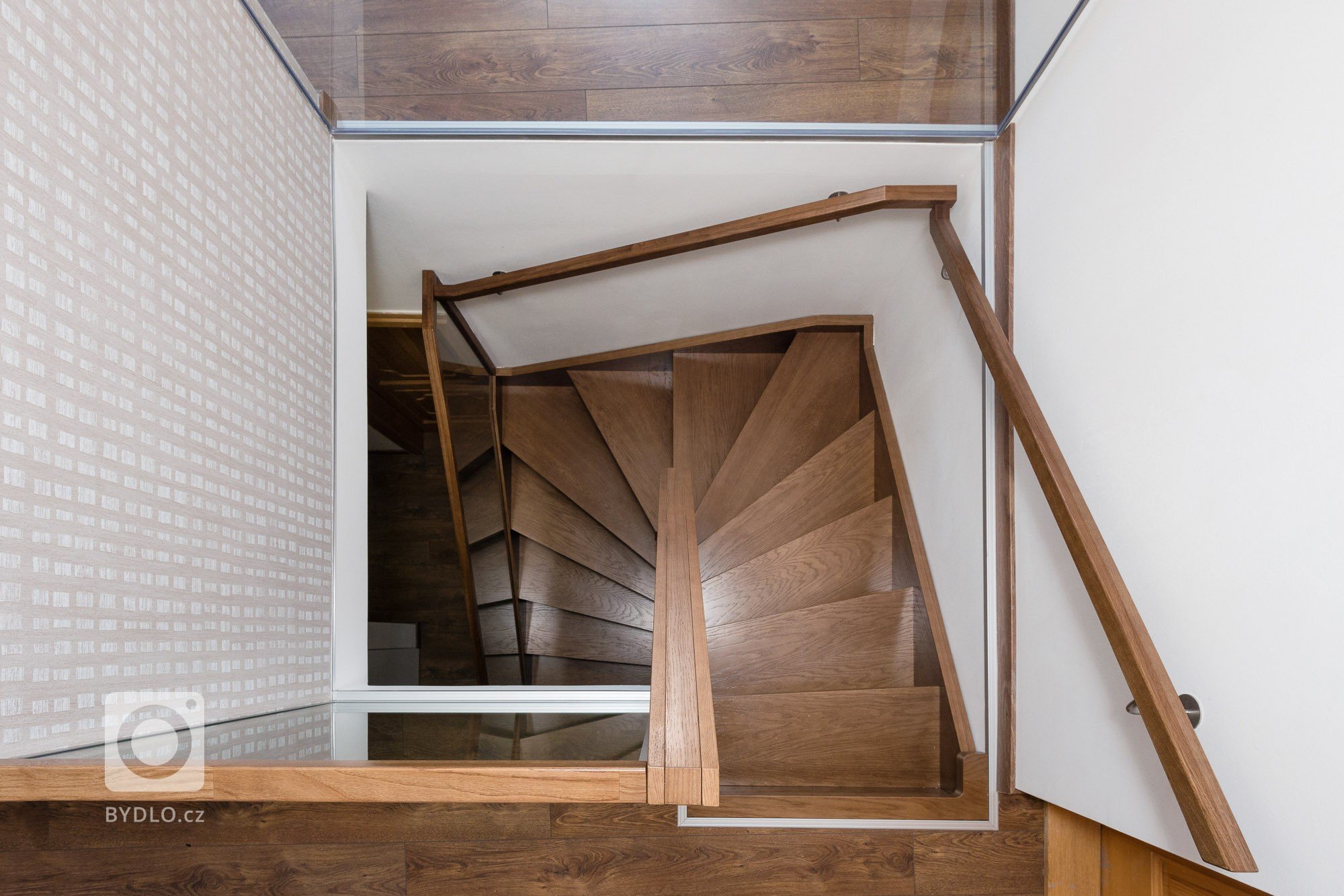 Rekonštrukcia rodinného domu s&nbsp;kompletne novým interiérom. Krásne schodisko tvoriace srdce domu vyrobeného z&nbsp;dubového masívu a&nbsp;dýhy slúžiacim aj…