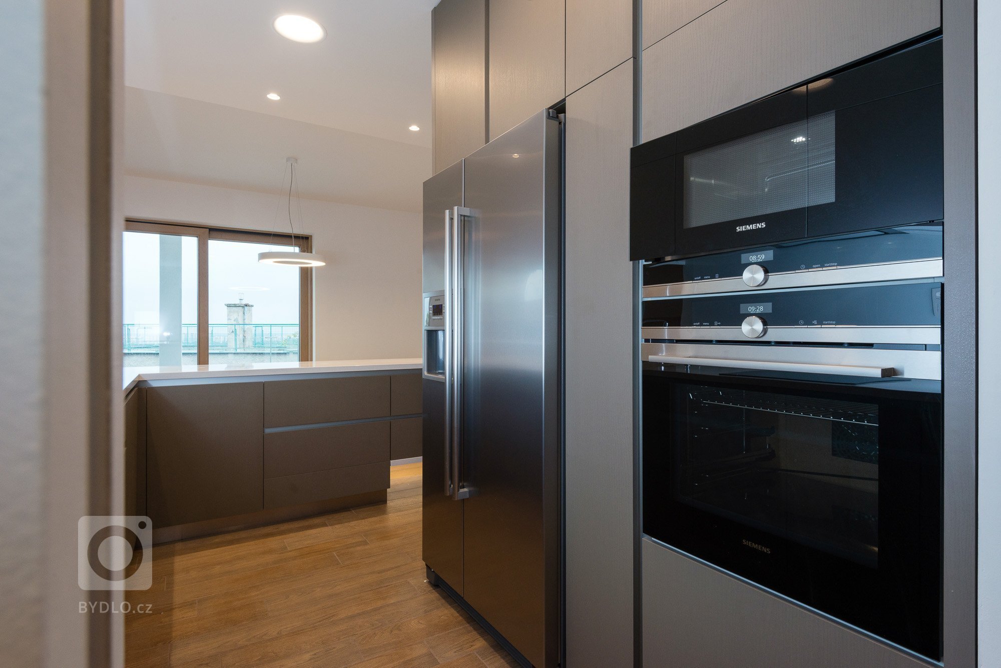 Elegantný a moderný interiér rodinného domu realizovaný pomocou prírodných materiálov v kombinácii s umelým kameňom a lamino povrchom.
