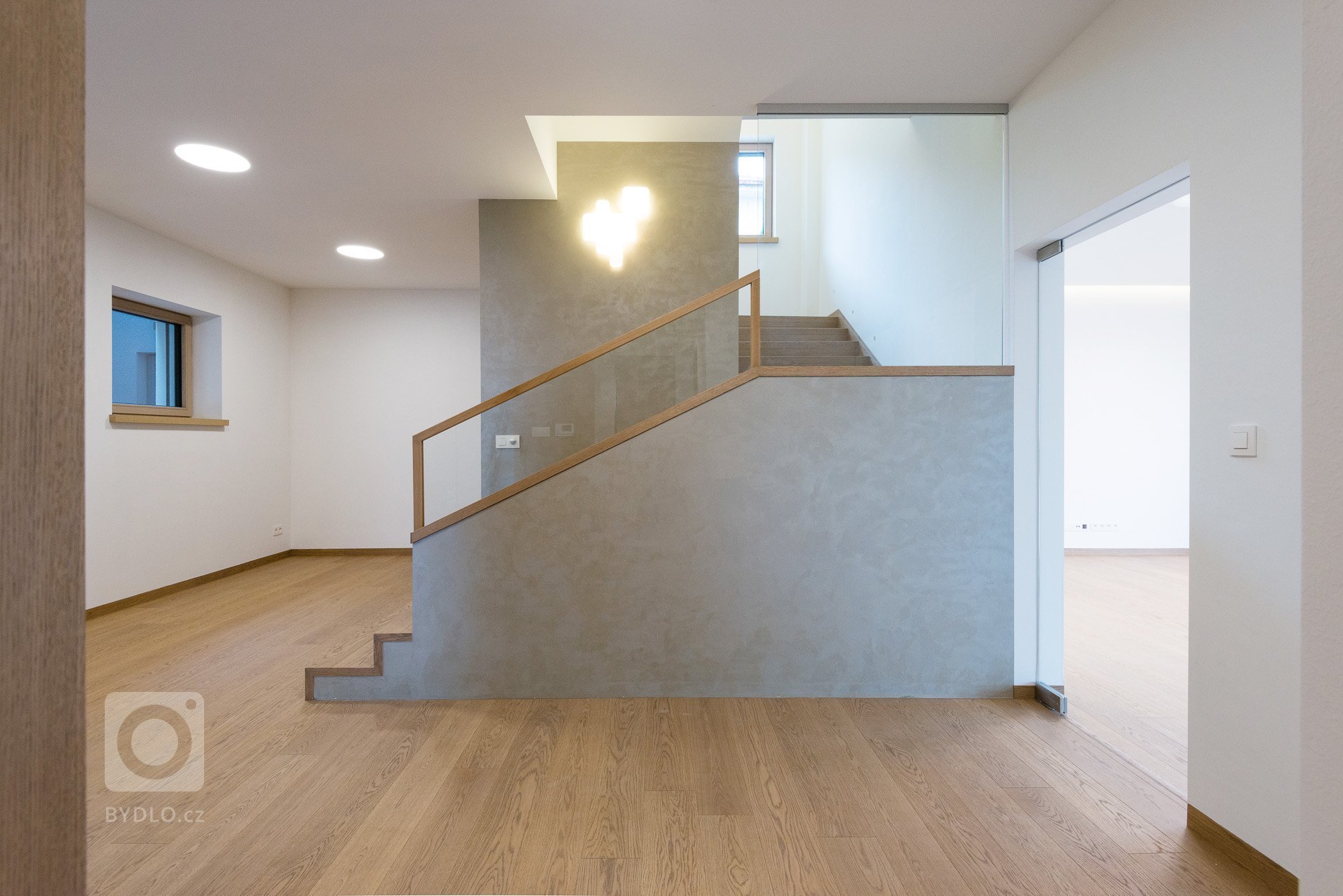 Elegantný a moderný interiér rodinného domu realizovaný pomocou prírodných materiálov v kombinácii s umelým kameňom a lamino povrchom.
