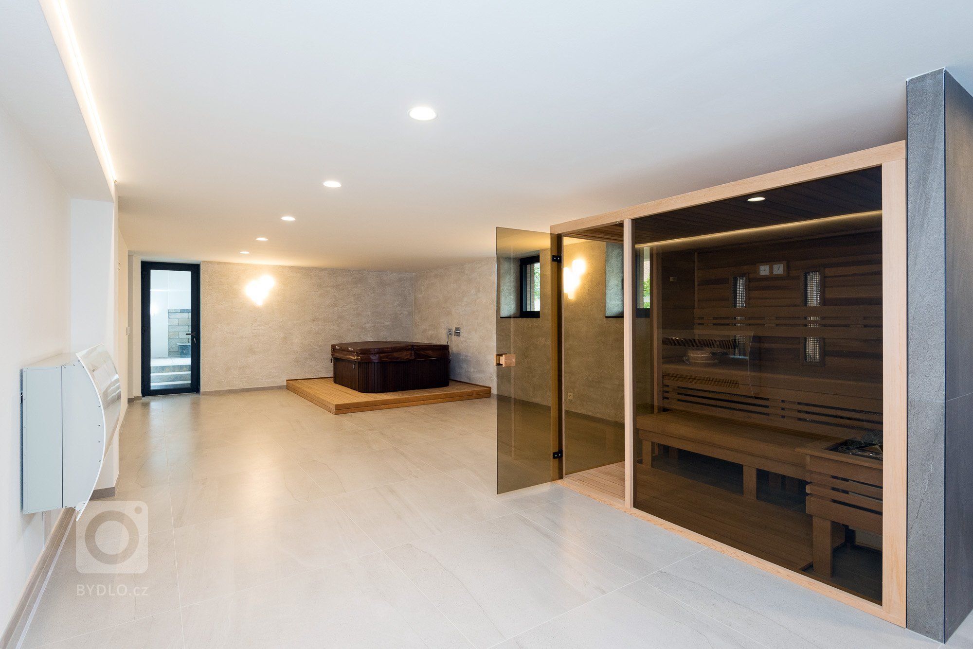 Elegantný a moderný interiér rodinného domu realizovaný pomocou prírodných materiálov v kombinácii s umelým kameňom a lamino povrchom.
