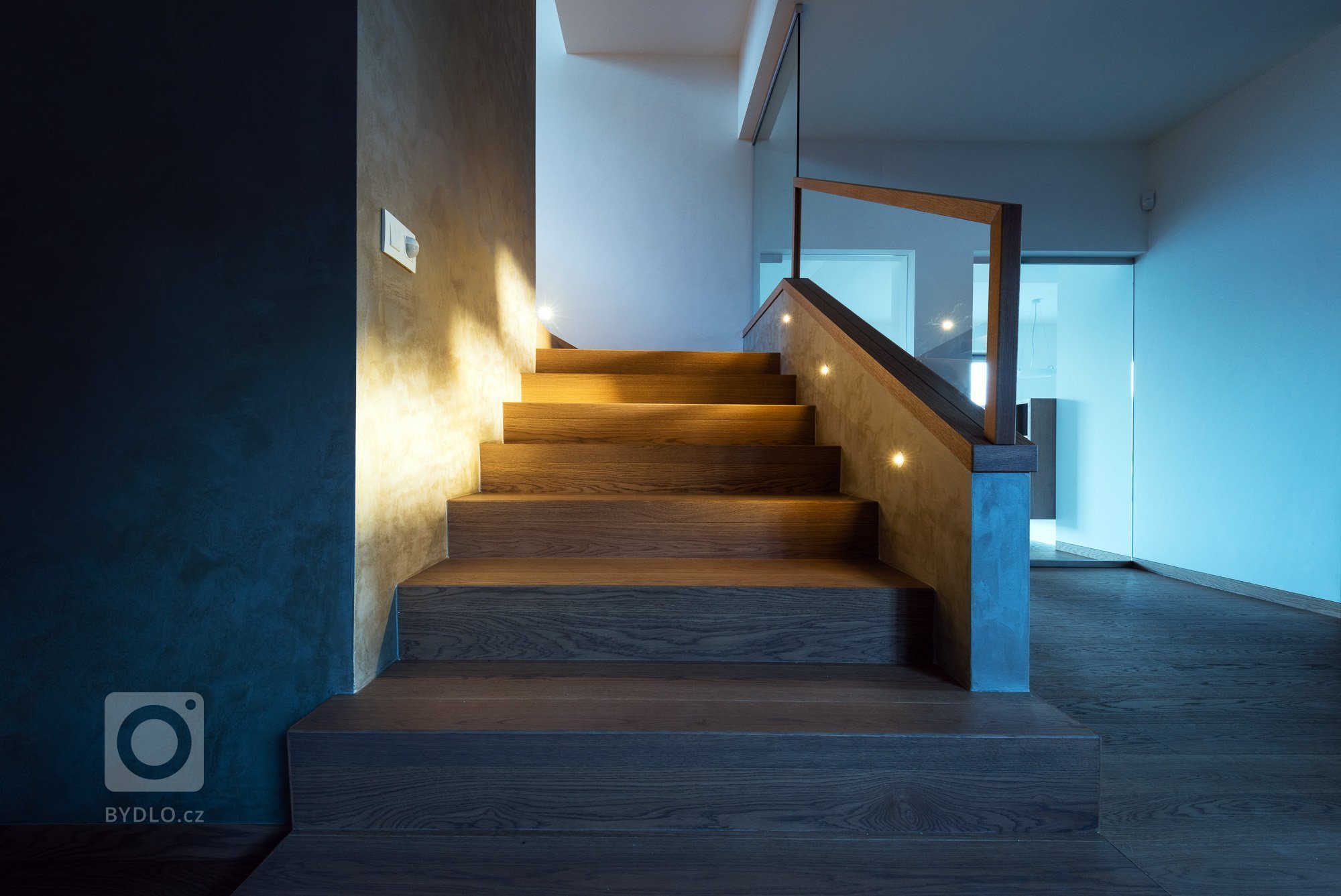 Elegantný a moderný interiér rodinného domu realizovaný pomocou prírodných materiálov v kombinácii s umelým kameňom a lamino povrchom.
