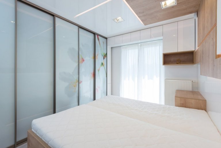 Exkluzívny a&nbsp;štýlový interiér bytu v nadstavbe bytového domu na Kadnárovej ulici v Bratislave. Povrch nábytku vo vysokom lesku, pohľadový betón a&nbsp…