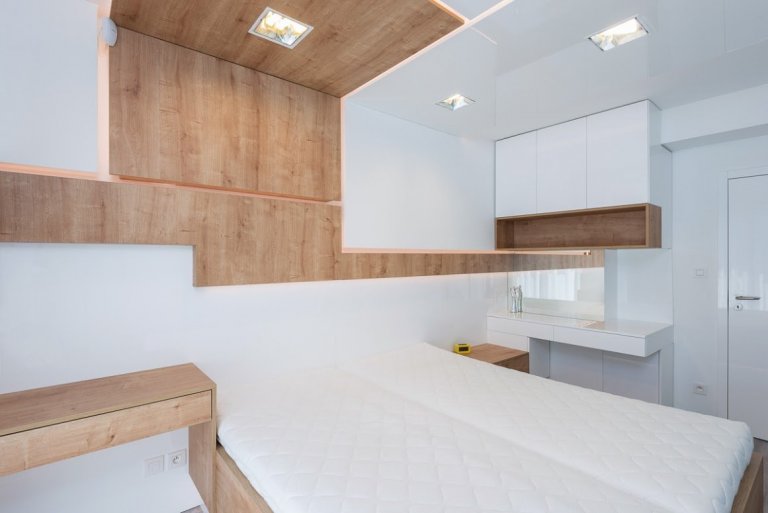 Exkluzívny a&nbsp;štýlový interiér bytu v nadstavbe bytového domu na Kadnárovej ulici v Bratislave. Povrch nábytku vo vysokom lesku, pohľadový betón a&nbsp…