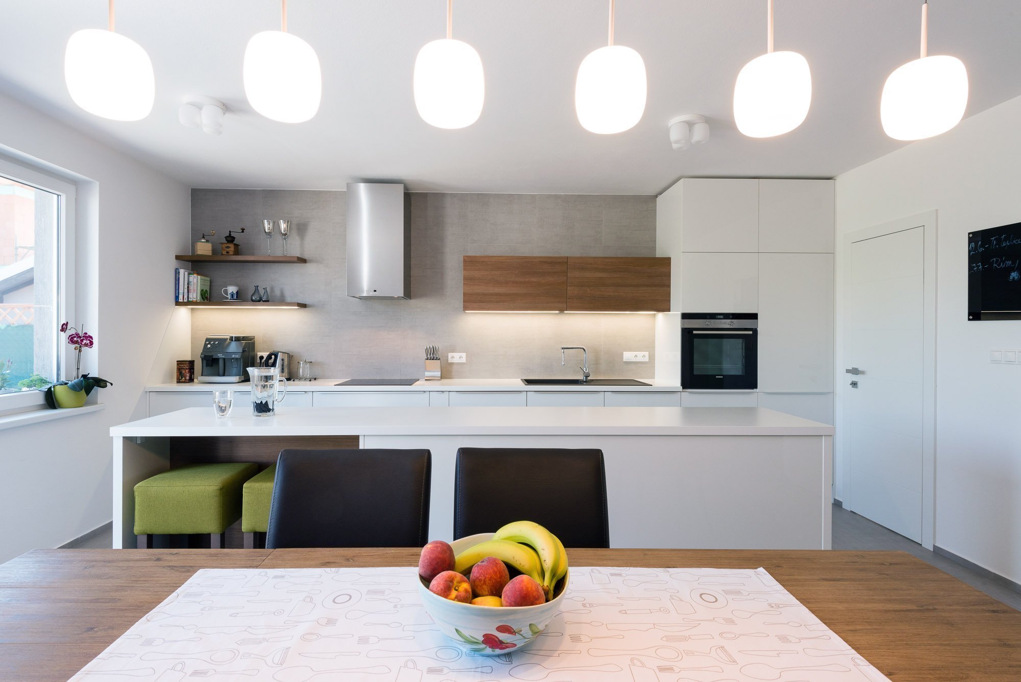 Funkčný a moderný interiér dvojdomu v Stupave v nadčasovej bielej farbe vo vysokom lesku. Použitý materiál SENOSAN.
