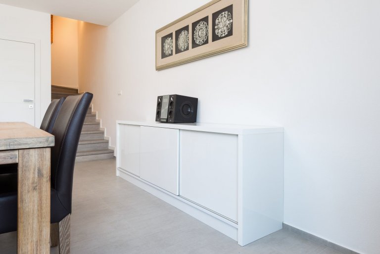 Funkčný a moderný interiér dvojdomu v Stupave v nadčasovej bielej farbe vo vysokom lesku. Použitý materiál SENOSAN.
