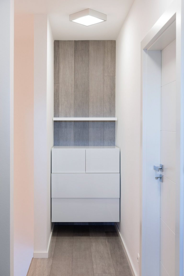 Funkčný a moderný interiér dvojdomu v Stupave v nadčasovej bielej farbe vo vysokom lesku. Použitý materiál SENOSAN.
