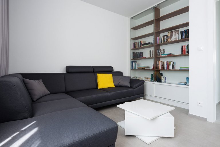 Funkčný a moderný interiér dvojdomu v Stupave v nadčasovej bielej farbe vo vysokom lesku. Použitý materiál SENOSAN.
