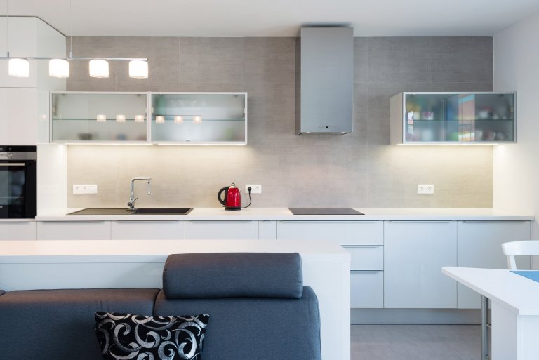 Funkčný a moderný interiér dvojdomu v Stupave v nadčasovej bielej farbe vo vysokom lesku. Použitý materiál SENOSAN.
