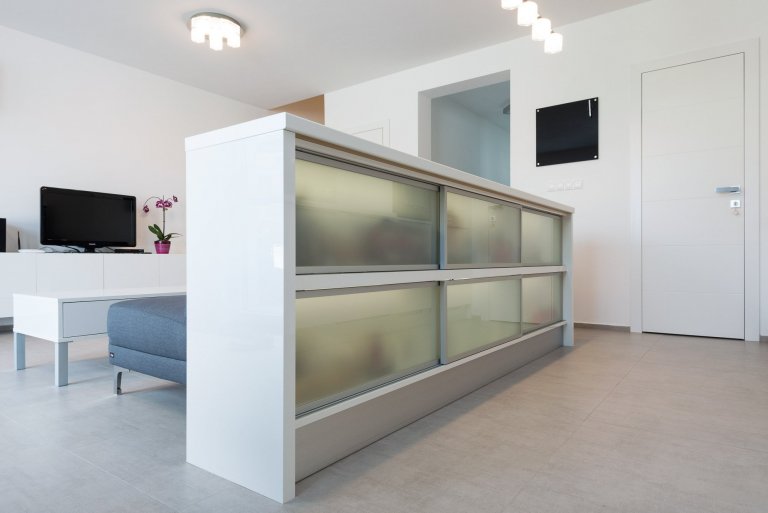 Funkčný a moderný interiér dvojdomu v Stupave v nadčasovej bielej farbe vo vysokom lesku. Použitý materiál SENOSAN.
