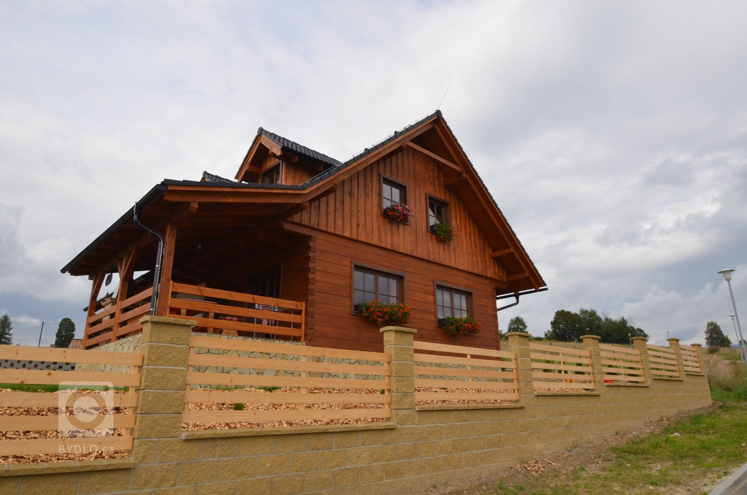 V krásném prostředí Šumavy na okraji malého města vyrostla tato (polo)roubenka, která je svým architektonickým řešením zapadne do okolní krajiny.&nbsp;

…