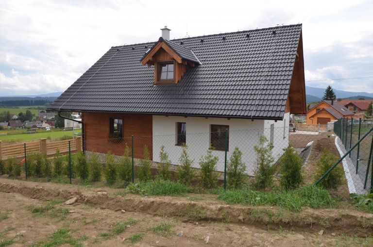 V krásném prostředí Šumavy na okraji malého města vyrostla tato (polo)roubenka, která je svým architektonickým řešením zapadne do okolní krajiny.&nbsp;

…
