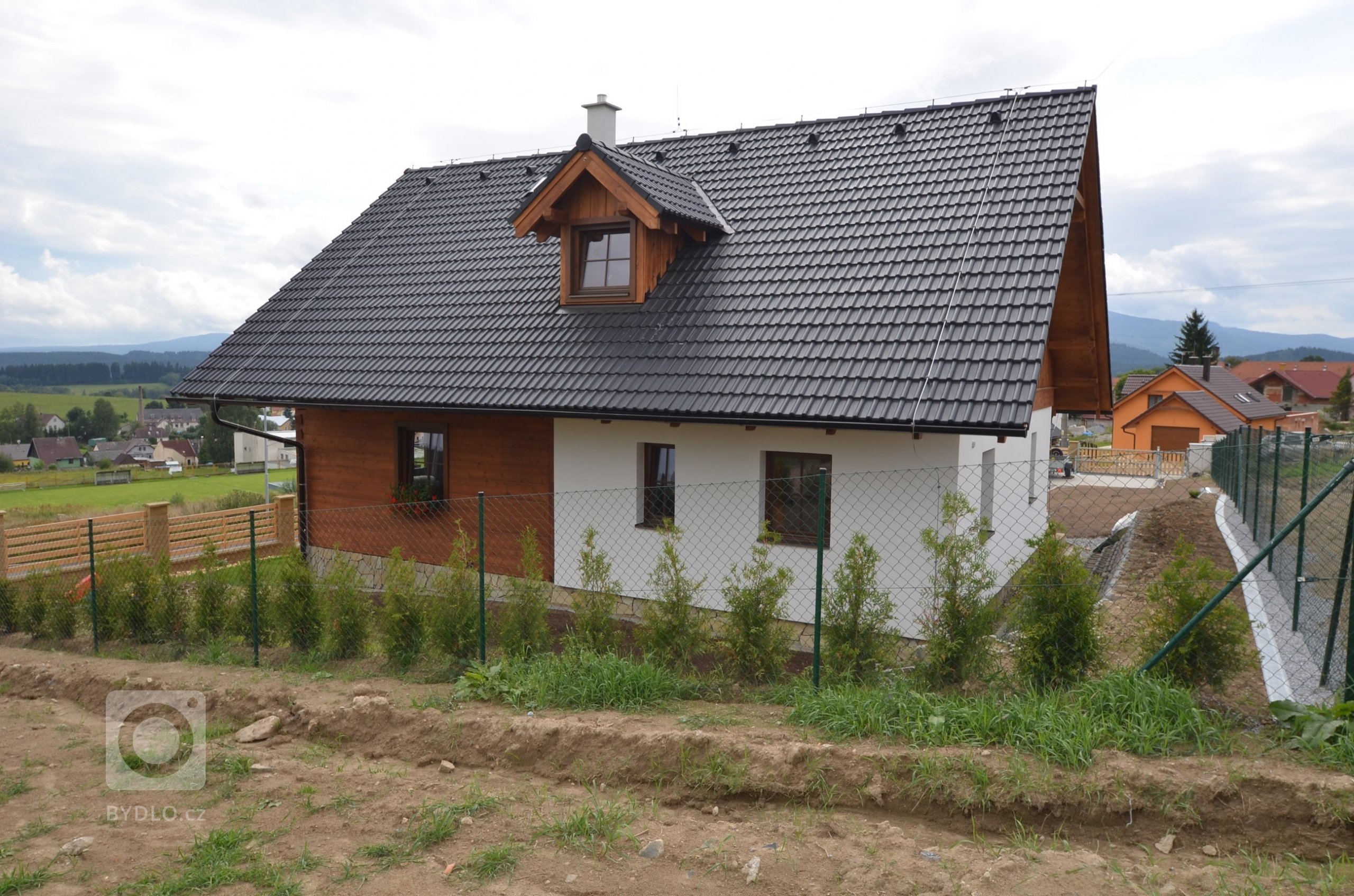 V krásném prostředí Šumavy na okraji malého města vyrostla tato (polo)roubenka, která je svým architektonickým řešením zapadne do okolní krajiny.&nbsp;

…