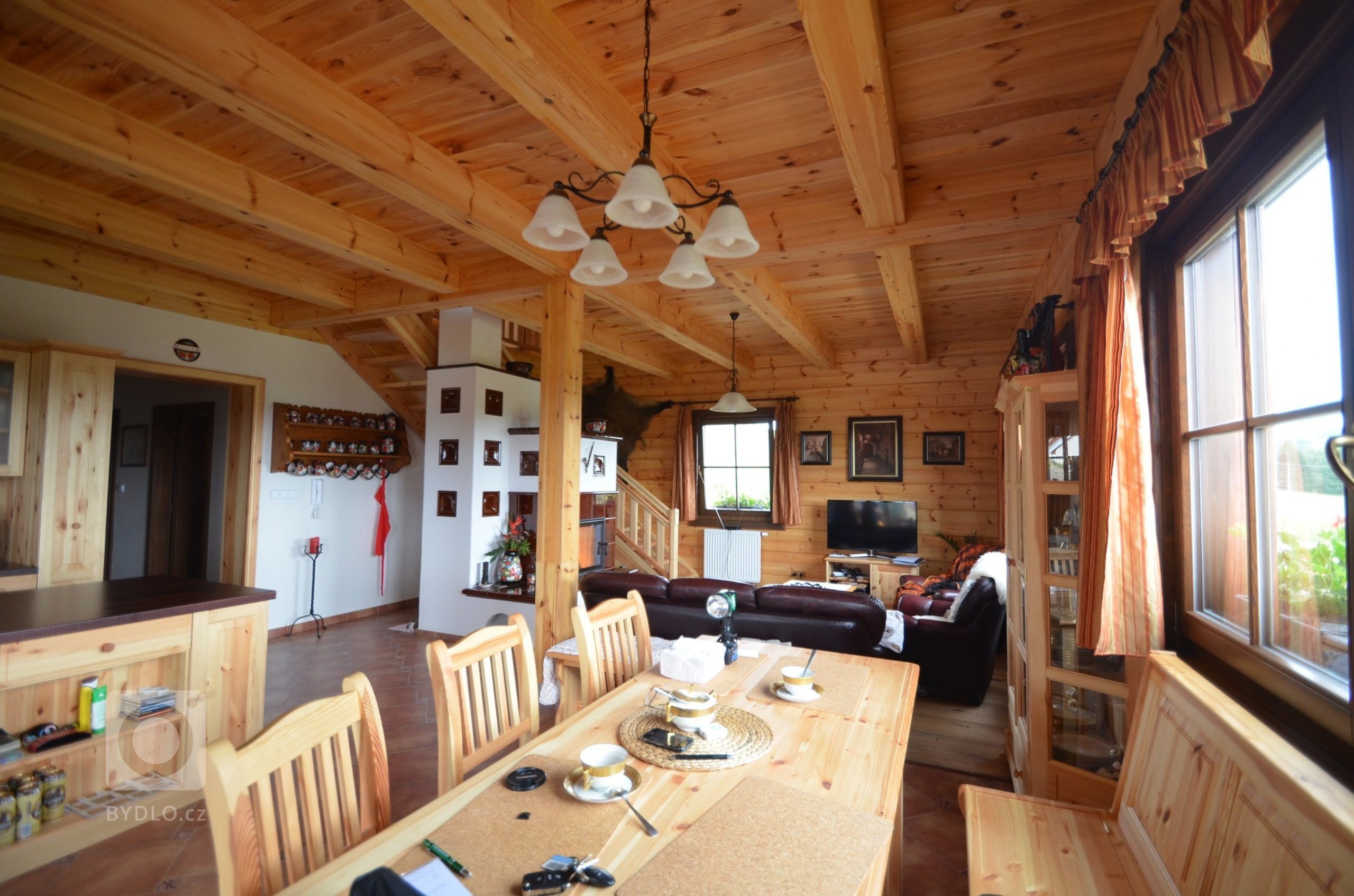 V krásném prostředí Šumavy na okraji malého města vyrostla tato (polo)roubenka, která je svým architektonickým řešením zapadne do okolní krajiny.&nbsp;

…