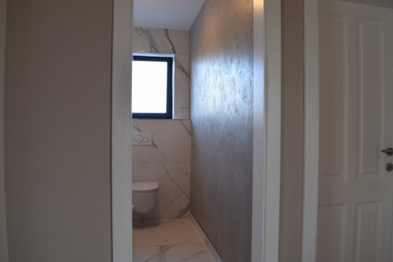 Realizace betonové stěrky v RD nedaleko Hradce Králové. Odstín a design stěrky na míru dle přání zákazníka. Realizace probíhala v několika etapách s ohledem na…