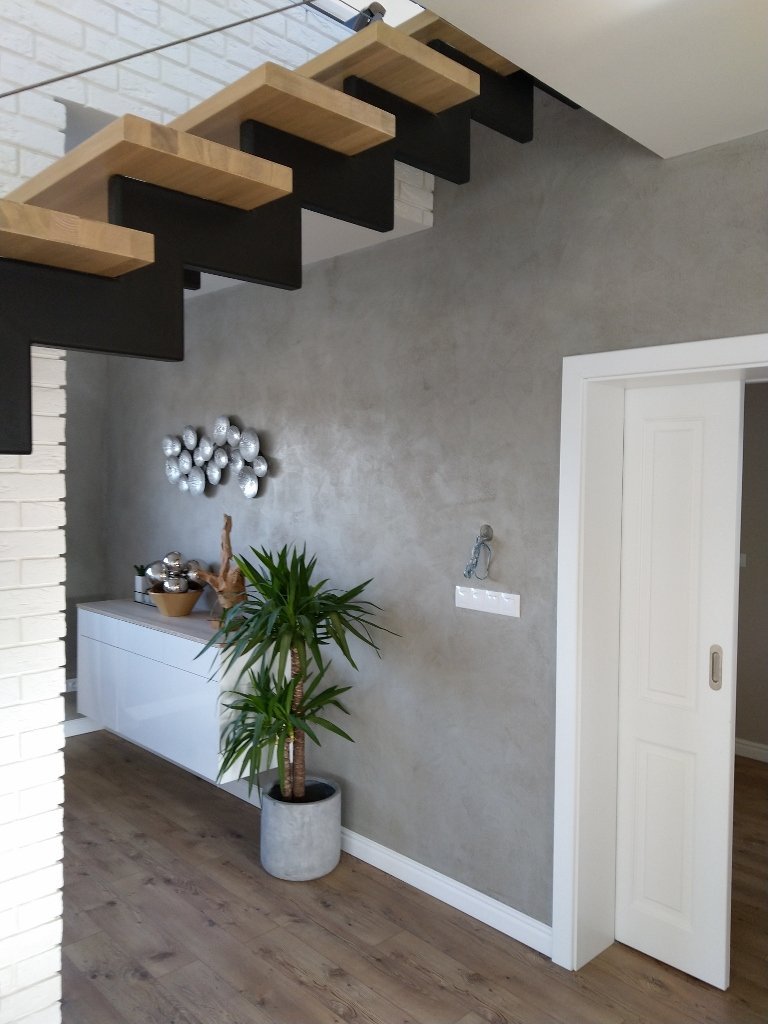 Realizace betonové stěrky v RD nedaleko Hradce Králové. Odstín a design stěrky na míru dle přání zákazníka. Realizace probíhala v několika etapách s ohledem na…