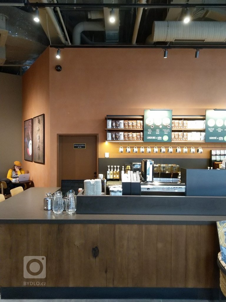 Dle přesného zadání architektů na odstín a techniku dekorativní stěrky bylo realizováno v nově vznikajícím interiéru kavárny Starbucks v Liberci.
