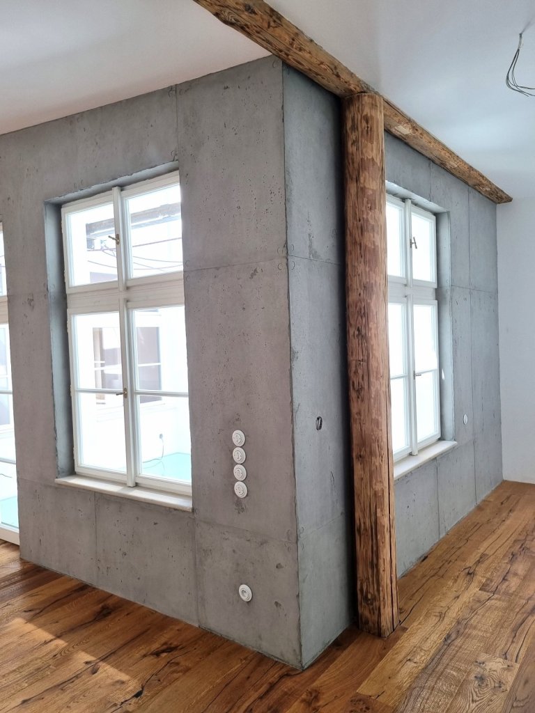 Pojďte s námi nahlédnout do bytového domu v Chomutově, kde jsme vytvořili ohromující imitaci litého betonu s označením CEM7.
&nbsp;

Co je imitace litého…