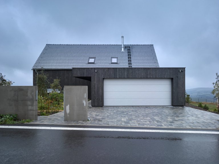 Pozemek na horských hřebenech, v krušnohorské osadě Mníšek, ležící asi kilometr od hranice s Německem, nabízí jedinečné panoráma. Klimatické podmínky však…