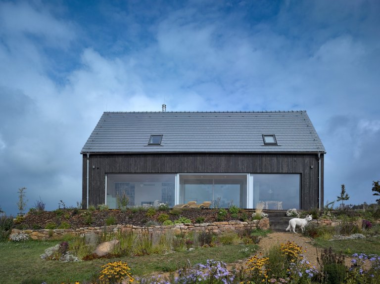 Pozemek na horských hřebenech, v krušnohorské osadě Mníšek, ležící asi kilometr od hranice s Německem, nabízí jedinečné panoráma. Klimatické podmínky však…