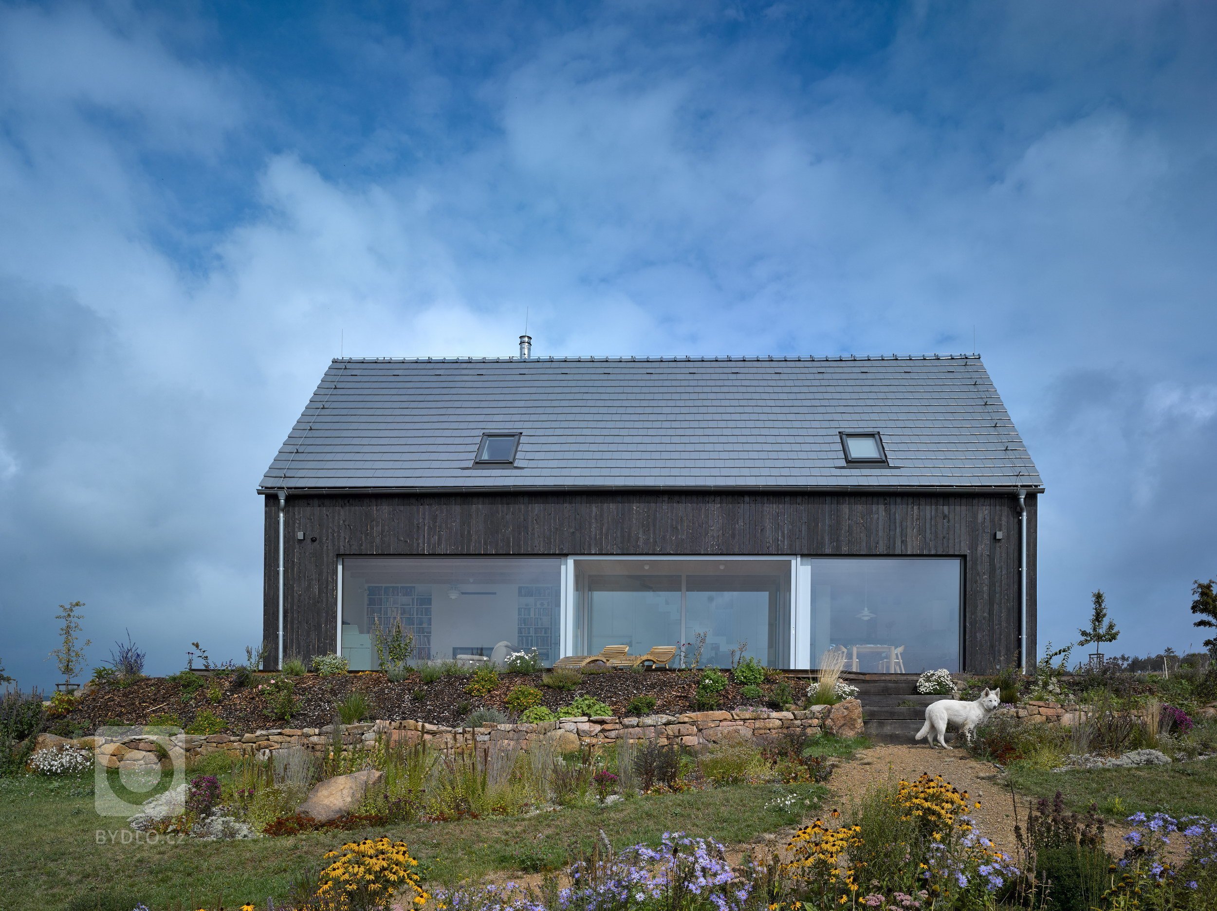 Pozemek na horských hřebenech, v krušnohorské osadě Mníšek, ležící asi kilometr od hranice s Německem, nabízí jedinečné panoráma. Klimatické podmínky však…