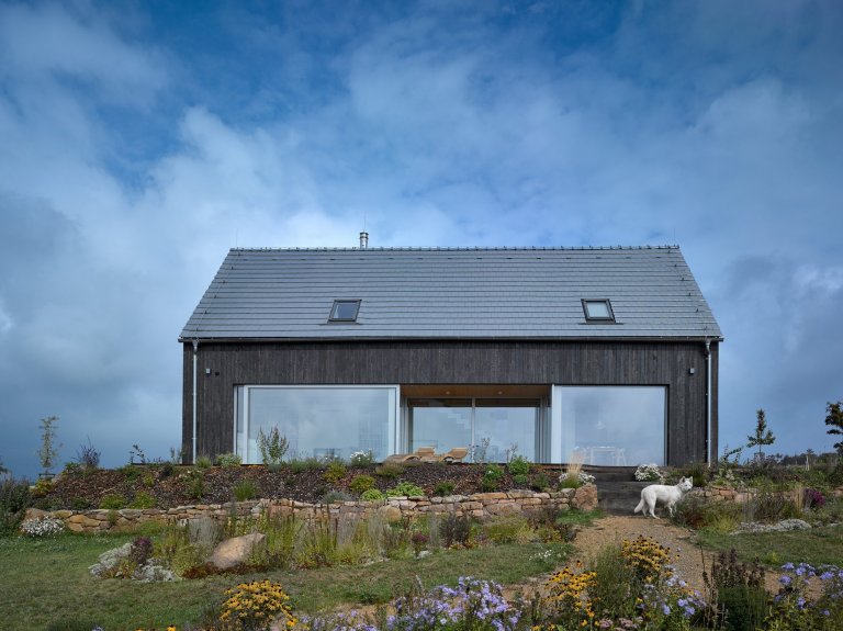 Pozemek na horských hřebenech, v krušnohorské osadě Mníšek, ležící asi kilometr od hranice s Německem, nabízí jedinečné panoráma. Klimatické podmínky však…
