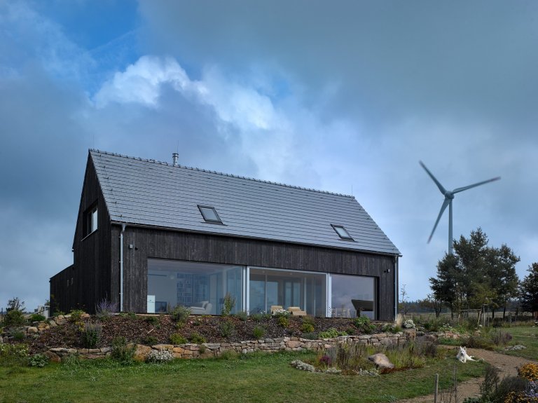 Pozemek na horských hřebenech, v krušnohorské osadě Mníšek, ležící asi kilometr od hranice s Německem, nabízí jedinečné panoráma. Klimatické podmínky však…