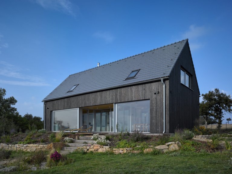Pozemek na horských hřebenech, v krušnohorské osadě Mníšek, ležící asi kilometr od hranice s Německem, nabízí jedinečné panoráma. Klimatické podmínky však…
