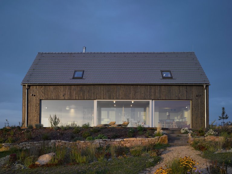 Pozemek na horských hřebenech, v krušnohorské osadě Mníšek, ležící asi kilometr od hranice s Německem, nabízí jedinečné panoráma. Klimatické podmínky však…