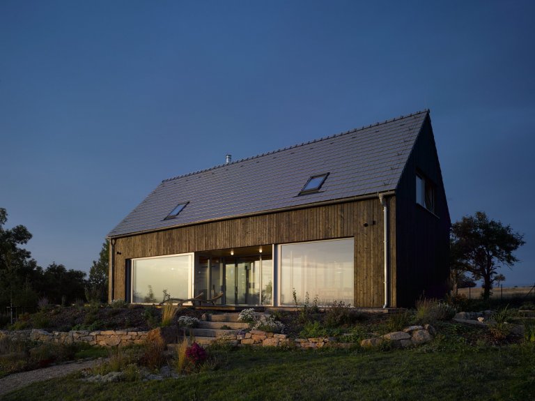 Pozemek na horských hřebenech, v krušnohorské osadě Mníšek, ležící asi kilometr od hranice s Německem, nabízí jedinečné panoráma. Klimatické podmínky však…