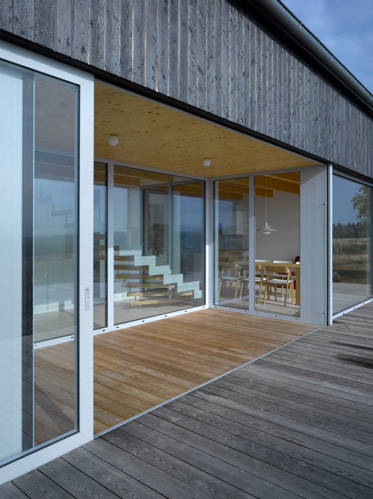 Pozemek na horských hřebenech, v krušnohorské osadě Mníšek, ležící asi kilometr od hranice s Německem, nabízí jedinečné panoráma. Klimatické podmínky však…