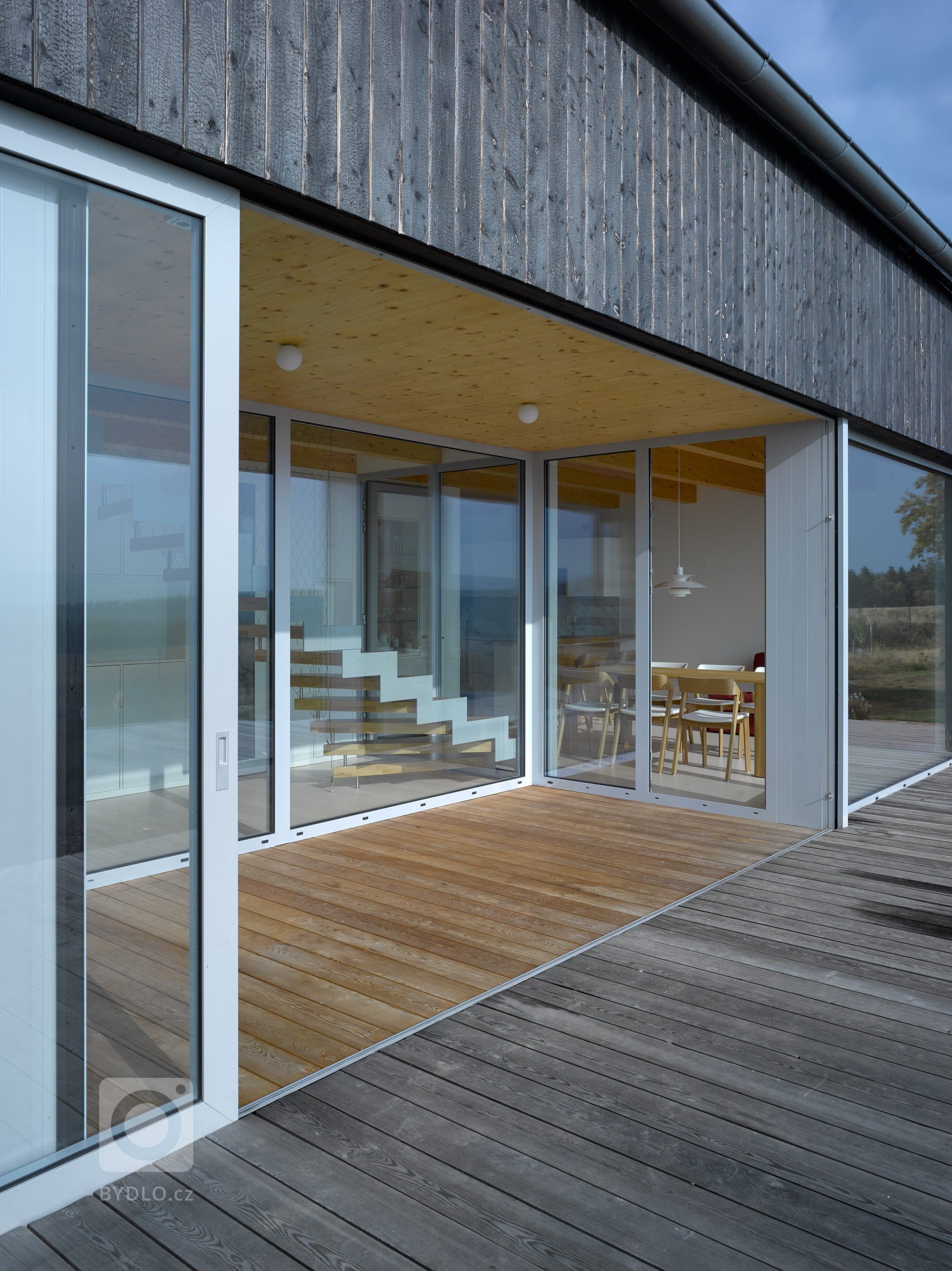 Pozemek na horských hřebenech, v krušnohorské osadě Mníšek, ležící asi kilometr od hranice s Německem, nabízí jedinečné panoráma. Klimatické podmínky však…