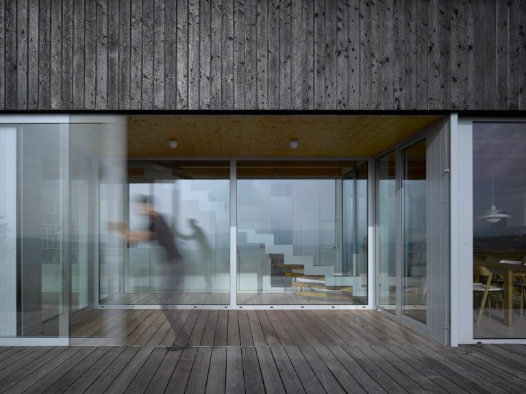 Pozemek na horských hřebenech, v krušnohorské osadě Mníšek, ležící asi kilometr od hranice s Německem, nabízí jedinečné panoráma. Klimatické podmínky však…